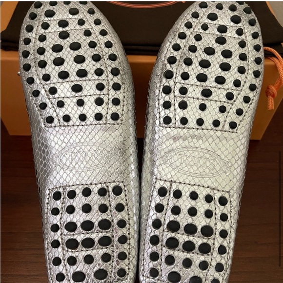Almost NEW Tod’s metallic loafers - Picture 5 of 6